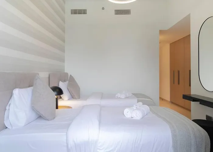 Burj & Fountain Views - Large Apt For 12 Guests!